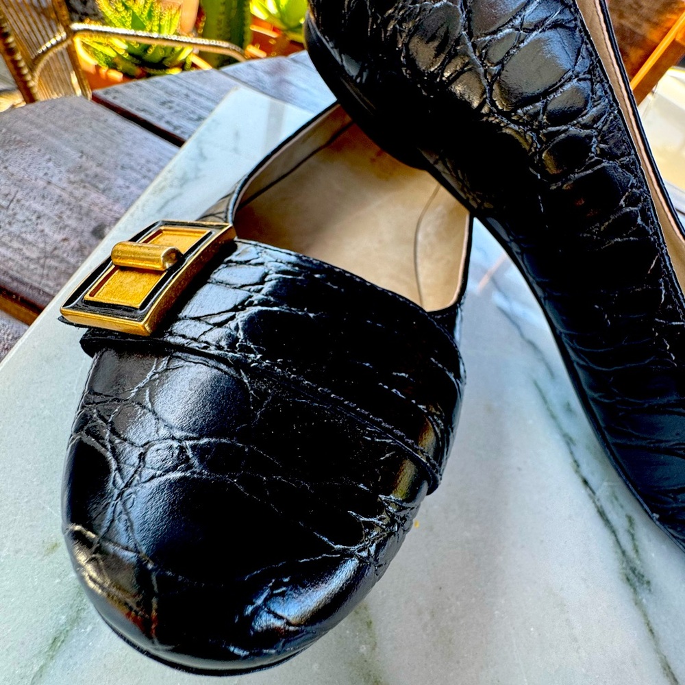 Black loaferBut great condition.polish loafer flexible outside!